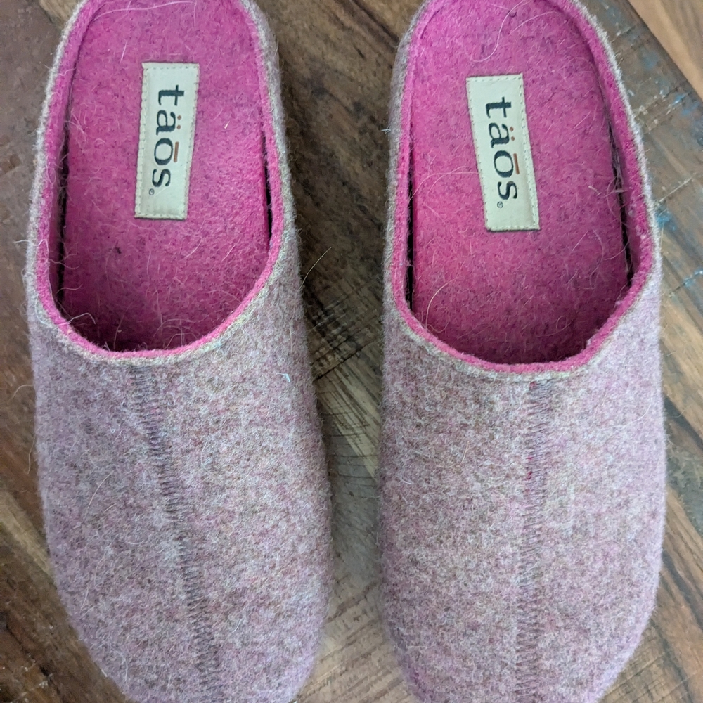 Taos Footwear Women's Pink Slippers